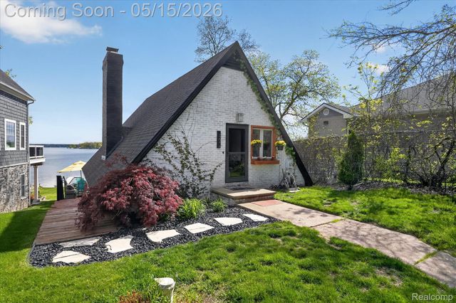 12078 Mantawauka Drive, Fenton Charter Township, MI 48430