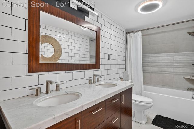 12078 Mantawauka Drive, Fenton Charter Township, MI 48430