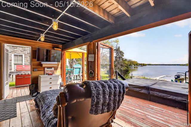 12078 Mantawauka Drive, Fenton Charter Township, MI 48430