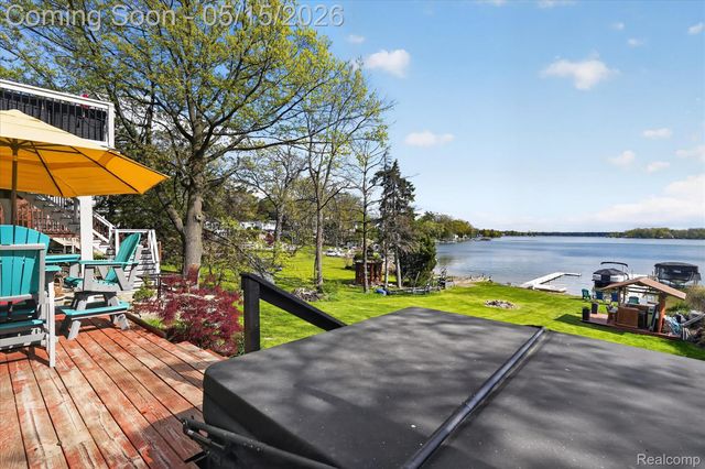 12078 Mantawauka Drive, Fenton Charter Township, MI 48430