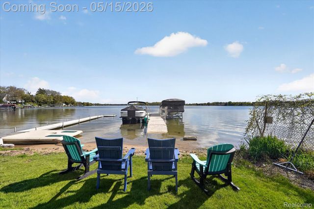 12078 Mantawauka Drive, Fenton Charter Township, MI 48430