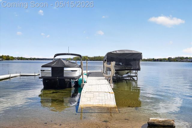 12078 Mantawauka Drive, Fenton Charter Township, MI 48430