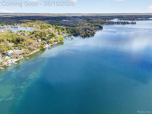 12078 Mantawauka Drive, Fenton Charter Township, MI 48430