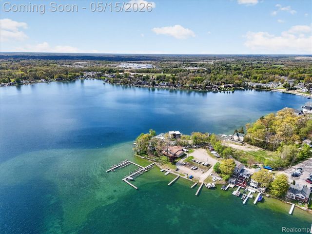 12078 Mantawauka Drive, Fenton Charter Township, MI 48430