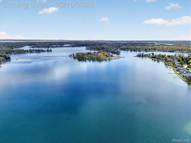 12078 Mantawauka Drive, Fenton Charter Township, MI 48430