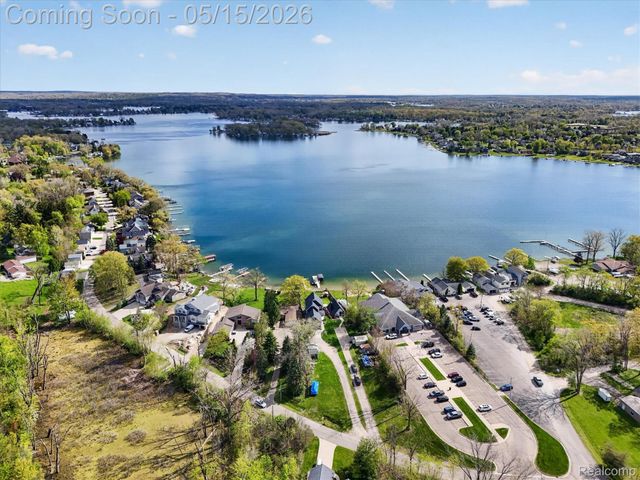 12078 Mantawauka Drive, Fenton Charter Township, MI 48430