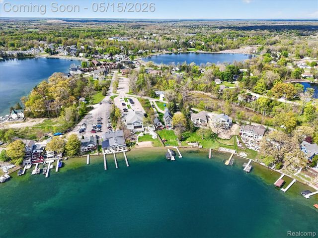 12078 Mantawauka Drive, Fenton Charter Township, MI 48430