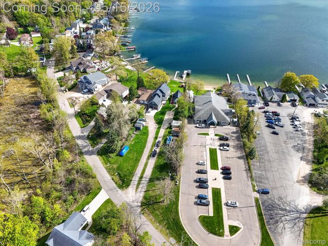 12078 Mantawauka Drive, Fenton Charter Township, MI 48430