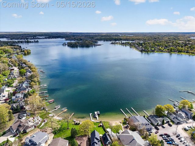 12078 Mantawauka Drive, Fenton Charter Township, MI 48430