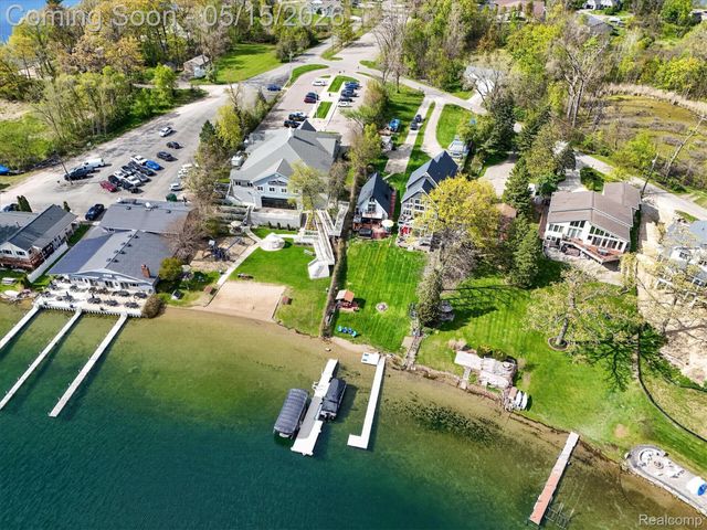 12078 Mantawauka Drive, Fenton Charter Township, MI 48430
