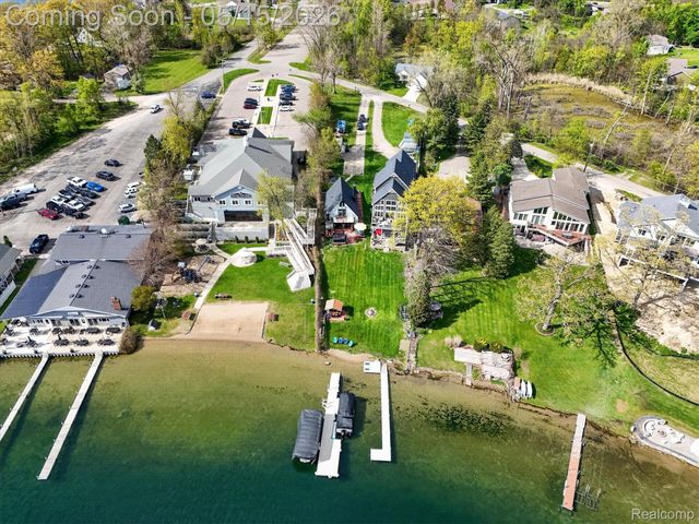 12078 Mantawauka Drive, Fenton Charter Township, MI 48430