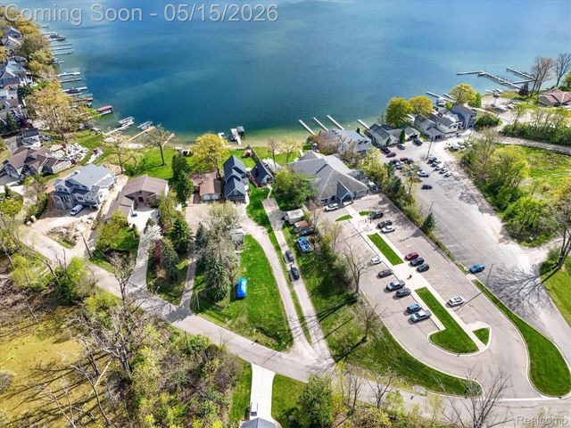 12078 Mantawauka Drive, Fenton Charter Township, MI 48430
