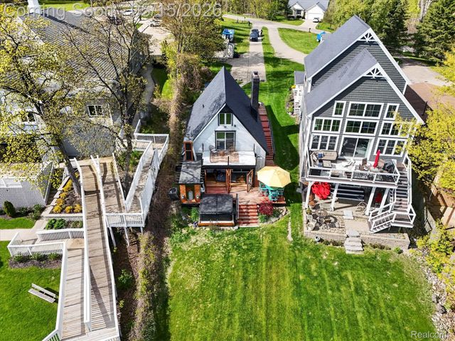 12078 Mantawauka Drive, Fenton Charter Township, MI 48430