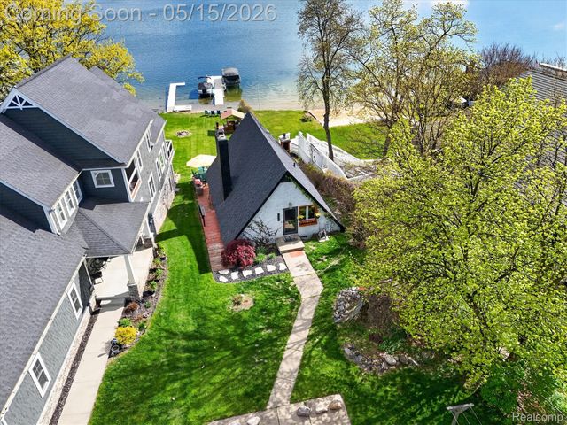12078 Mantawauka Drive, Fenton Charter Township, MI 48430