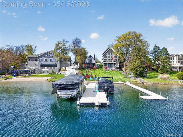 12078 Mantawauka Drive, Fenton Charter Township, MI 48430