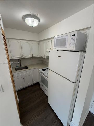 5199 NW 7th St 111, Miami, FL 33126