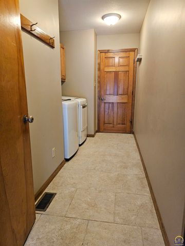 6636 SW Gisbourne CT, Topeka, KS 66614