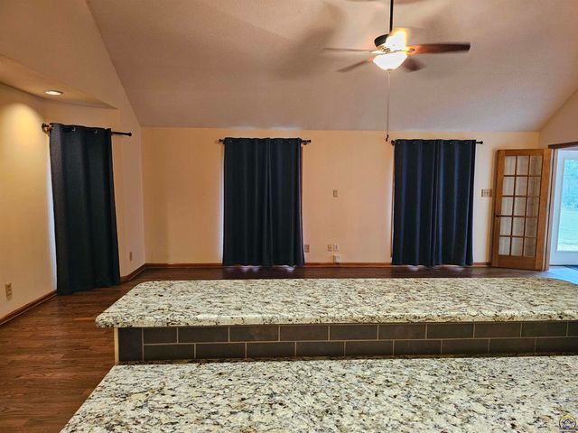 6636 SW Gisbourne CT, Topeka, KS 66614