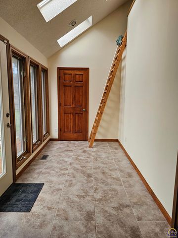 6636 SW Gisbourne CT, Topeka, KS 66614