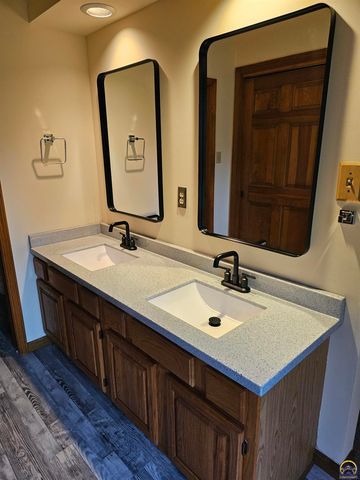 6636 SW Gisbourne CT, Topeka, KS 66614