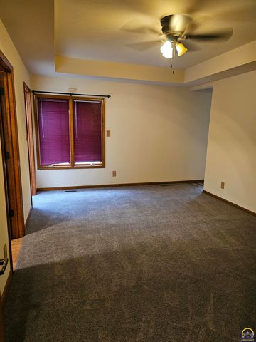 6636 SW Gisbourne CT, Topeka, KS 66614