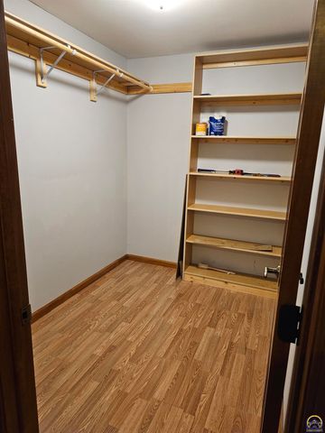 6636 SW Gisbourne CT, Topeka, KS 66614