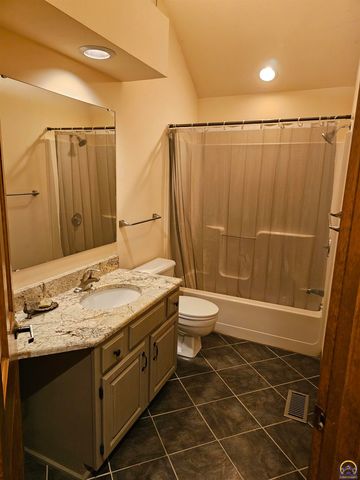 6636 SW Gisbourne CT, Topeka, KS 66614