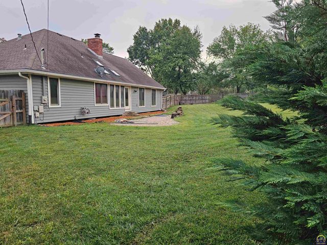 6636 SW Gisbourne CT, Topeka, KS 66614