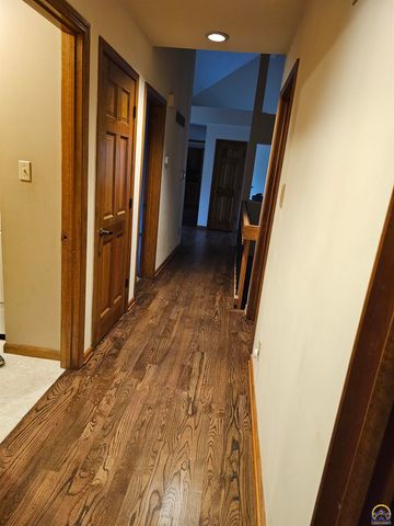 6636 SW Gisbourne CT, Topeka, KS 66614