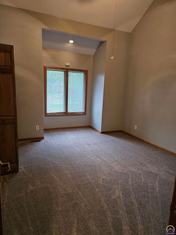 6636 SW Gisbourne CT, Topeka, KS 66614