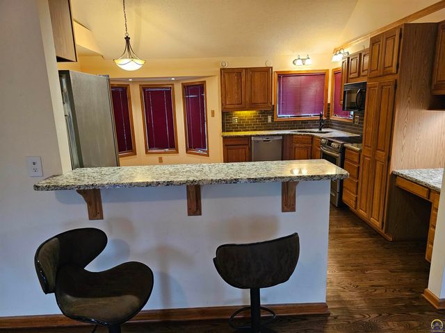 6636 SW Gisbourne CT, Topeka, KS 66614