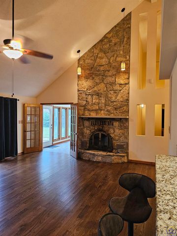 6636 SW Gisbourne CT, Topeka, KS 66614