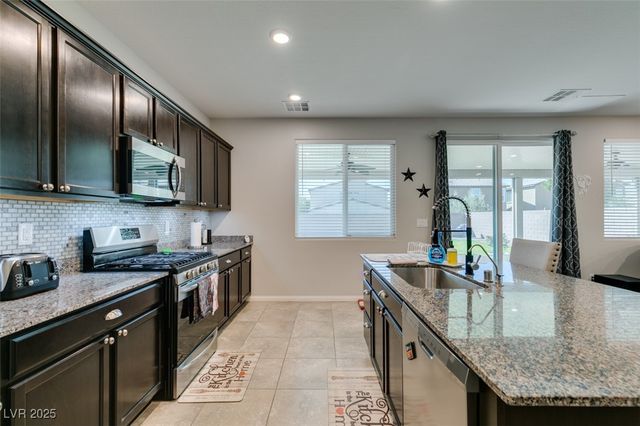 4323 Creekside Cavern Avenue, North Las Vegas, NV 89084