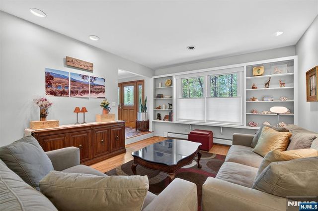 17 Appert Terrace, Mahwah, NJ 07430