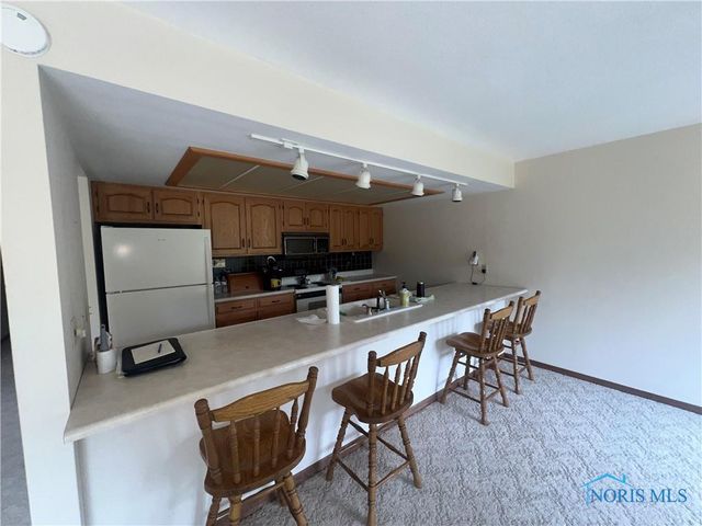 64 River Run Drive, J, Fremont, OH 43420