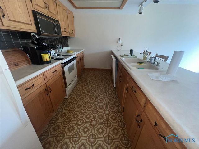 64 River Run Drive, J, Fremont, OH 43420