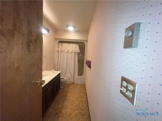 64 River Run Drive, J, Fremont, OH 43420