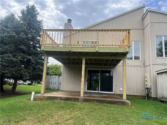 64 River Run Drive, J, Fremont, OH 43420