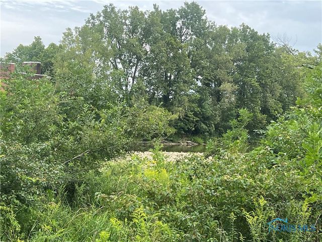 64 River Run Drive, J, Fremont, OH 43420