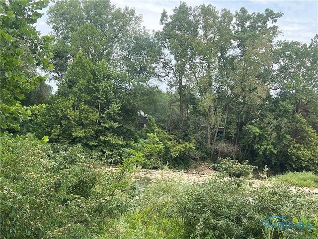 64 River Run Drive, J, Fremont, OH 43420