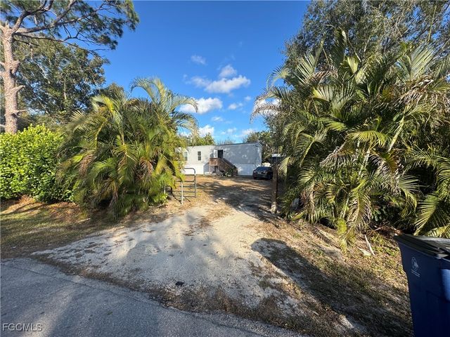 8199 Suncoast DR, North Fort Myers, FL 33917