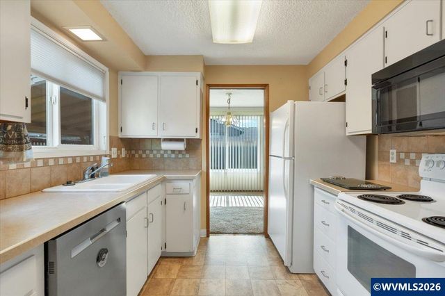 2008 W Santiam Dr, Woodburn, OR 97071