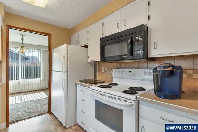 2008 W Santiam Dr, Woodburn, OR 97071