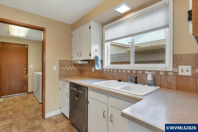 2008 W Santiam Dr, Woodburn, OR 97071