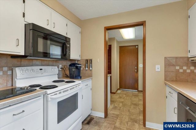 2008 W Santiam Dr, Woodburn, OR 97071