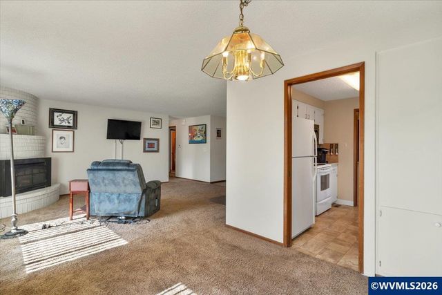 2008 W Santiam Dr, Woodburn, OR 97071