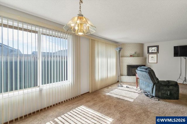 2008 W Santiam Dr, Woodburn, OR 97071