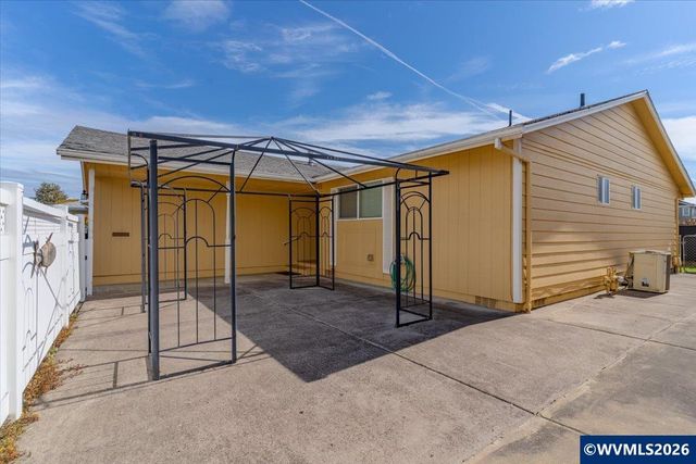 2008 W Santiam Dr, Woodburn, OR 97071