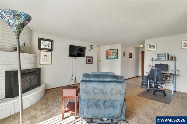 2008 W Santiam Dr, Woodburn, OR 97071