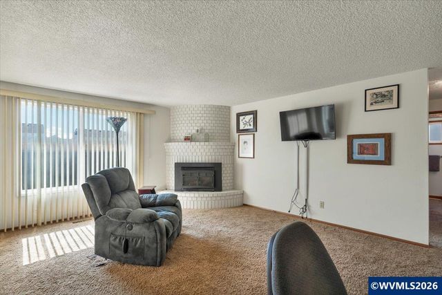 2008 W Santiam Dr, Woodburn, OR 97071